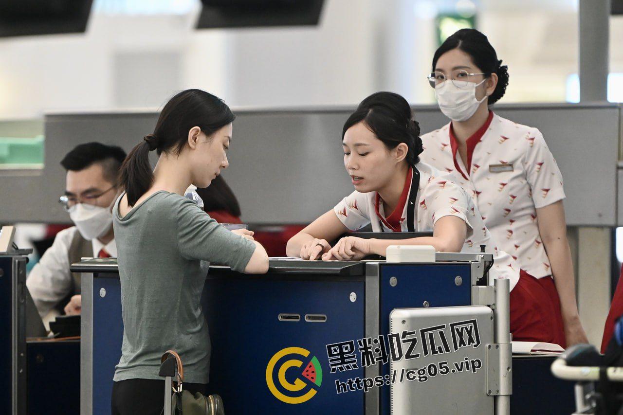 国泰空姐！提供特殊接机服务被前男友曝光 这就是上层人士的恶趣味吗  第1张