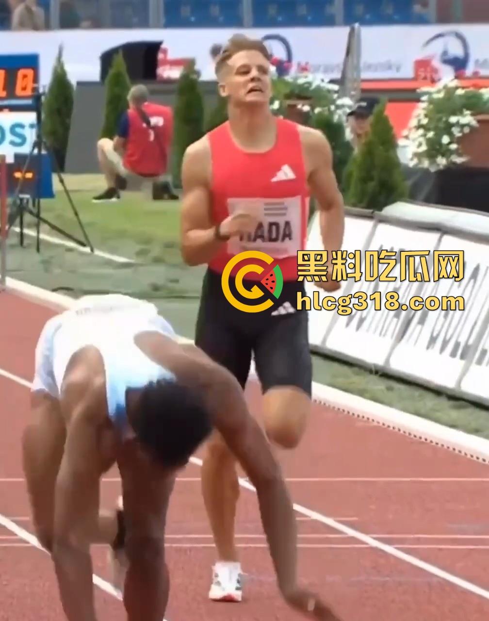 奥斯特拉瓦大奖赛400跨栏决赛惊现走光事故！【克里.罗宾森】牛子从短裤裤管中滑出，摇摇晃晃拿了个冠军！  第7张