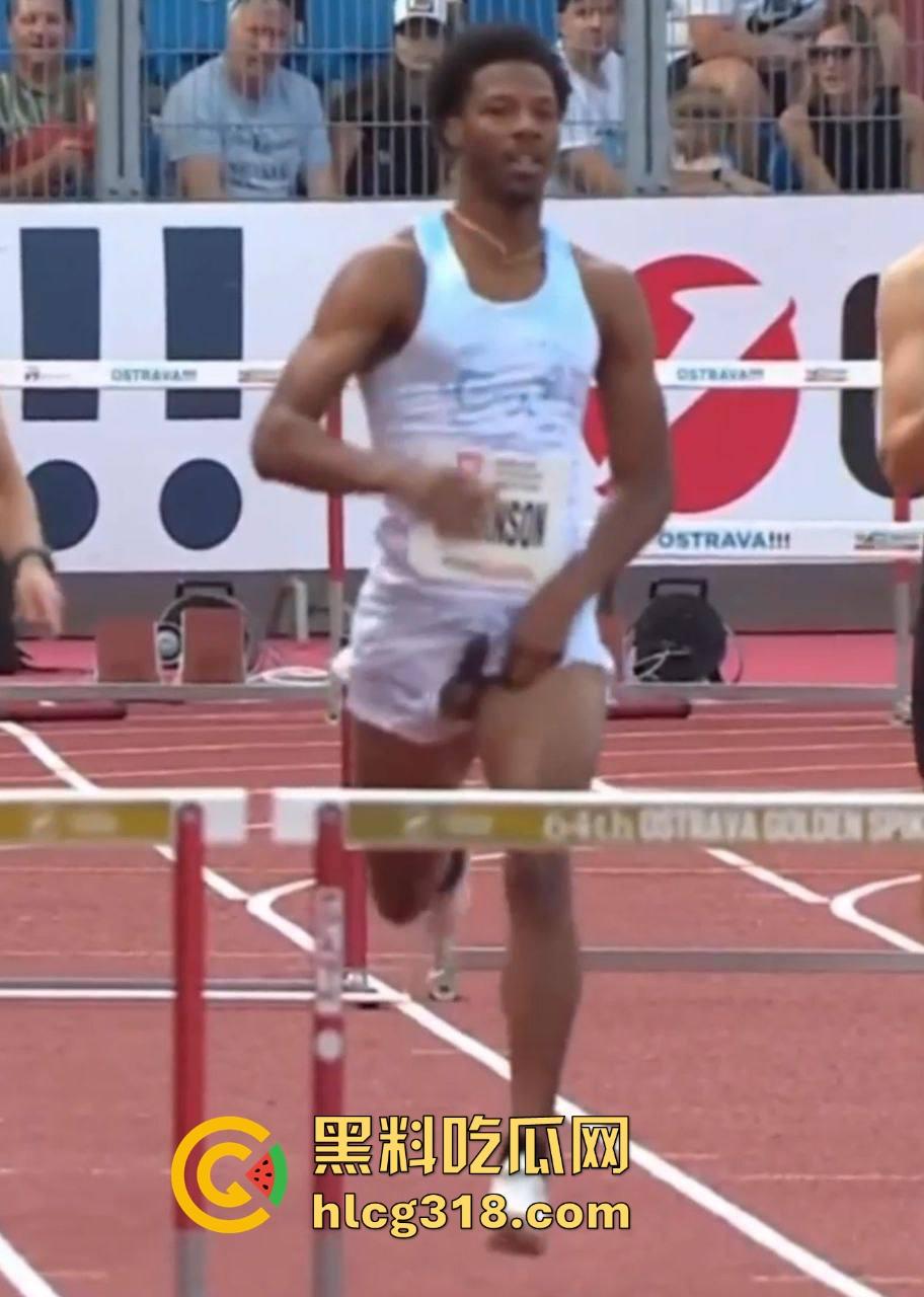 奥斯特拉瓦大奖赛400跨栏决赛惊现走光事故！【克里.罗宾森】牛子从短裤裤管中滑出，摇摇晃晃拿了个冠军！  第10张