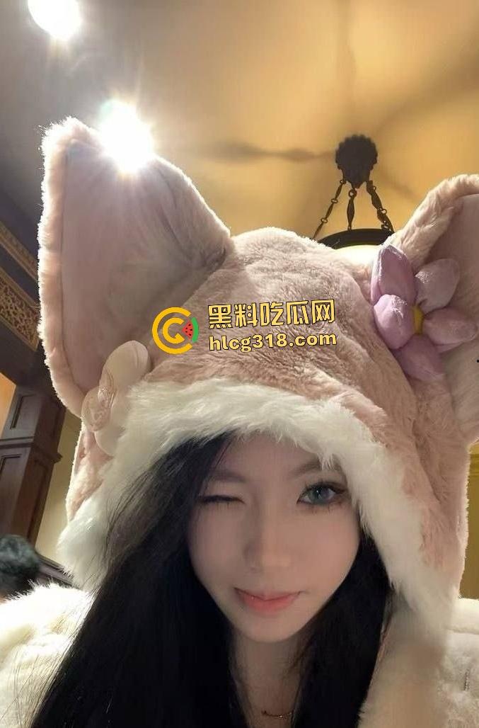 不知又是哪条舔狗的高冷女神变母狗，含情脉脉舔鸡巴，嘴巴大到吞下巨根！  第1张