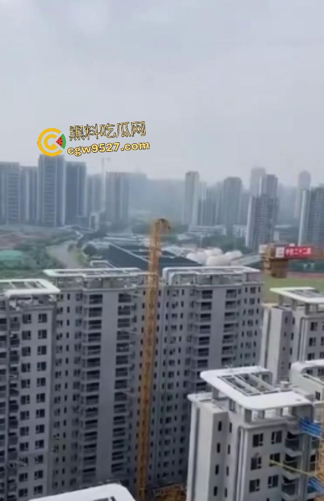 成都成华区塔吊坍塌，塔吊头扭曲，直接把人压在半空中，这塔吊都能倒塌，谁还敢住这房子？  第2张