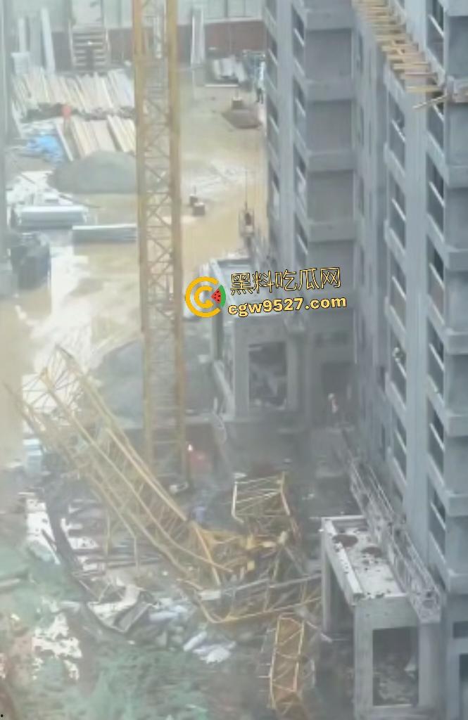 成都成华区塔吊坍塌，塔吊头扭曲，直接把人压在半空中，这塔吊都能倒塌，谁还敢住这房子？  第3张