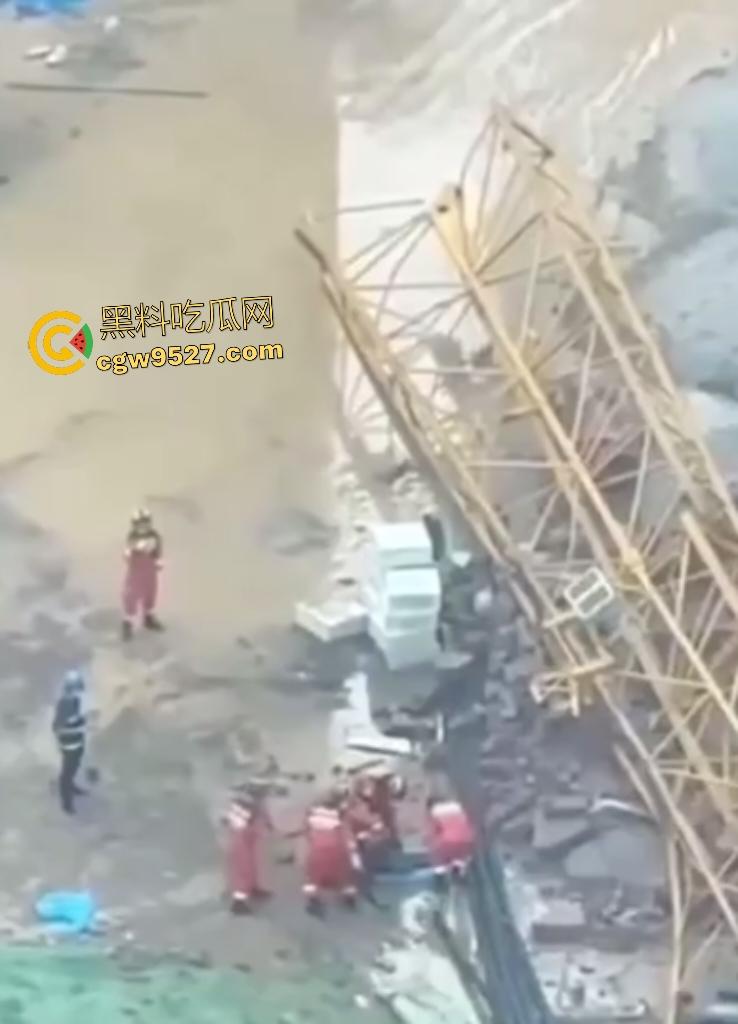成都成华区塔吊坍塌，塔吊头扭曲，直接把人压在半空中，这塔吊都能倒塌，谁还敢住这房子？  第4张