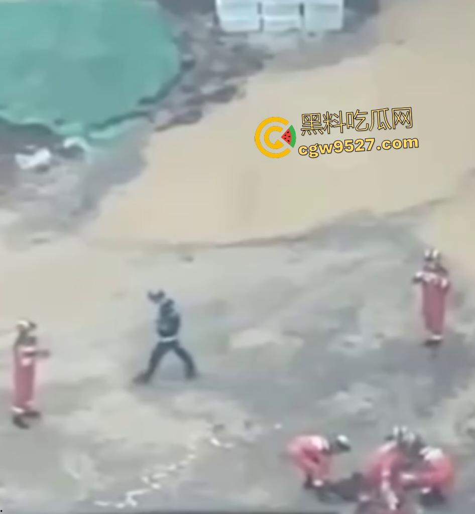 成都成华区塔吊坍塌，塔吊头扭曲，直接把人压在半空中，这塔吊都能倒塌，谁还敢住这房子？  第5张