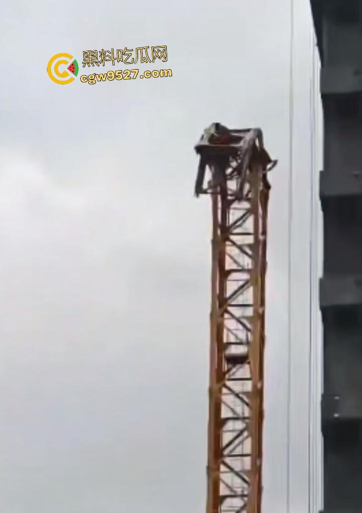 成都成华区塔吊坍塌，塔吊头扭曲，直接把人压在半空中，这塔吊都能倒塌，谁还敢住这房子？  第6张