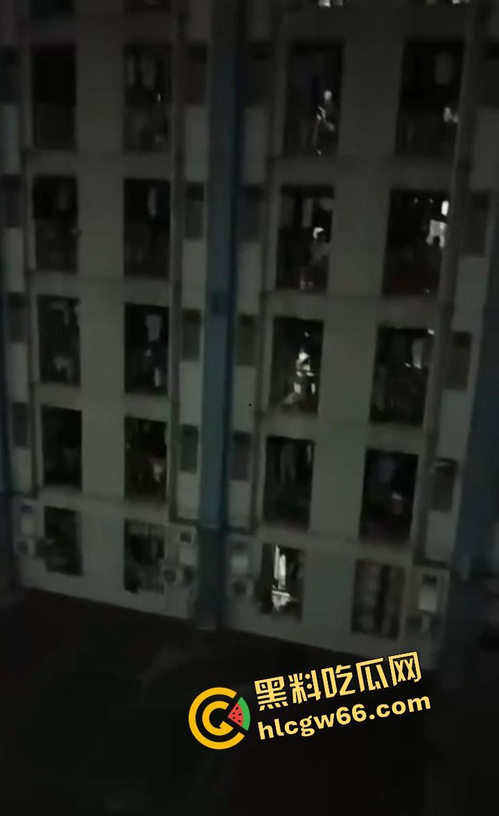 广东肇庆技师学院学生集体炸场？不满学校管理，楼上扔鞭炮砸东西，气氛直接升级成反校运动？  第3张