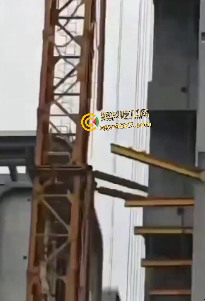 成都成华区塔吊坍塌，塔吊头扭曲，直接把人压在半空中，这塔吊都能倒塌，谁还敢住这房子？  第7张