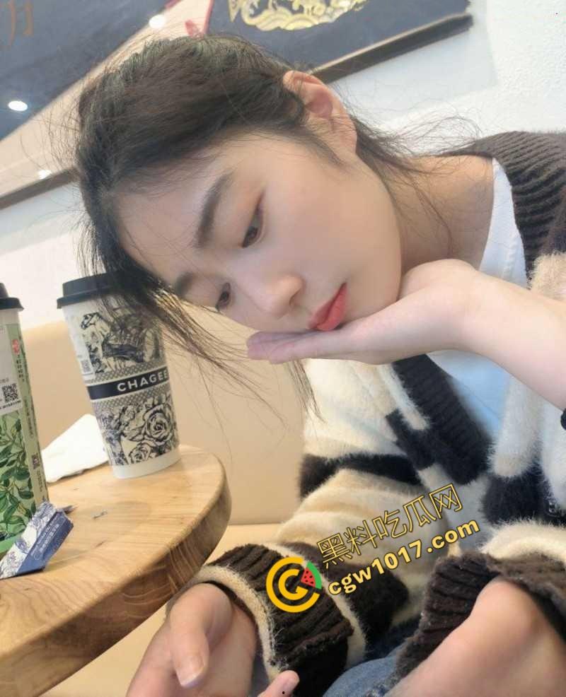 上海极品舞蹈生【杨萧颜】难以抵抗金钱诱惑，堕落为金主性奴，胯下侍奉爆筋肉棒，口技十分了得！  第2张