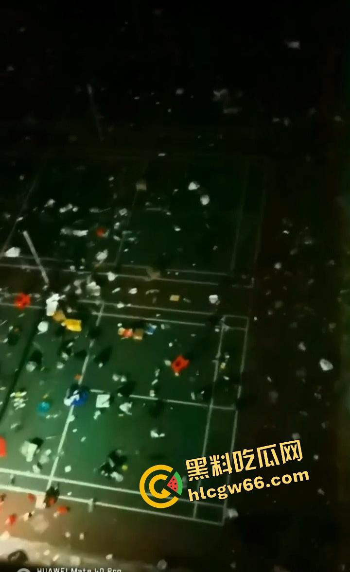 广东肇庆技师学院学生集体炸场？不满学校管理，楼上扔鞭炮砸东西，气氛直接升级成反校运动？  第9张