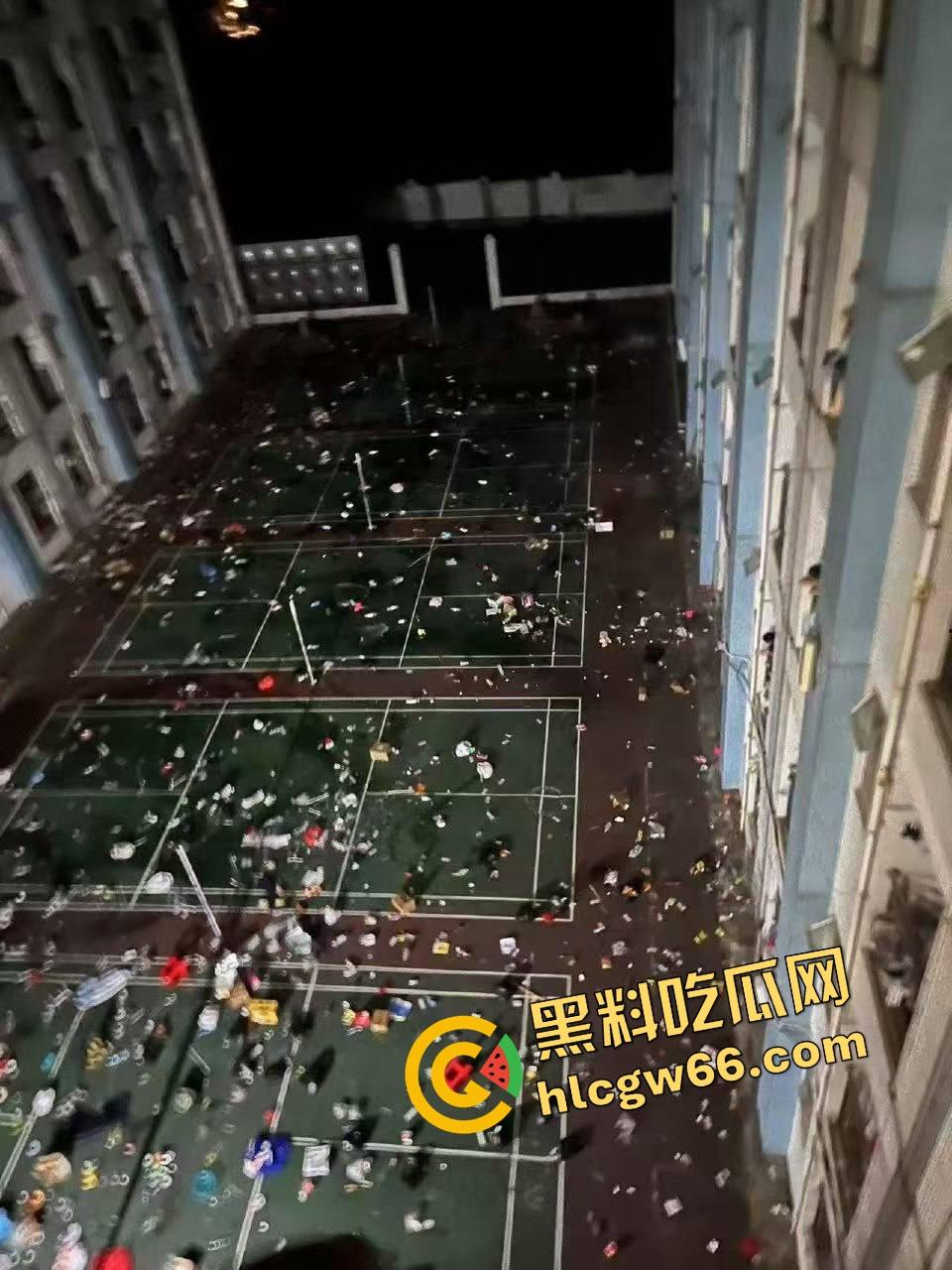 广东肇庆技师学院学生集体炸场？不满学校管理，楼上扔鞭炮砸东西，气氛直接升级成反校运动？  第10张