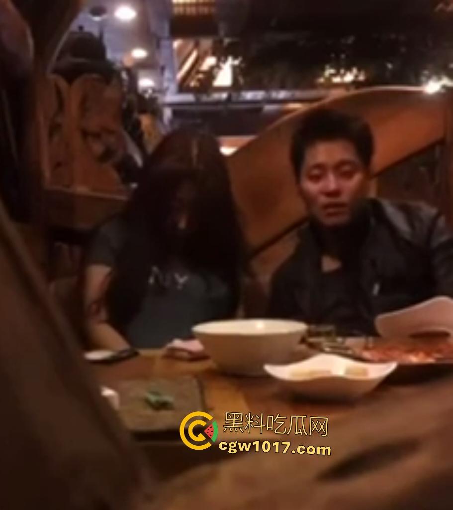 小情侣西餐厅内激情亲热被店长抓包，亲嘴摸奶后男友钻裙底直接舔逼，服务员拍肩喝止：想操去开房！  第6张