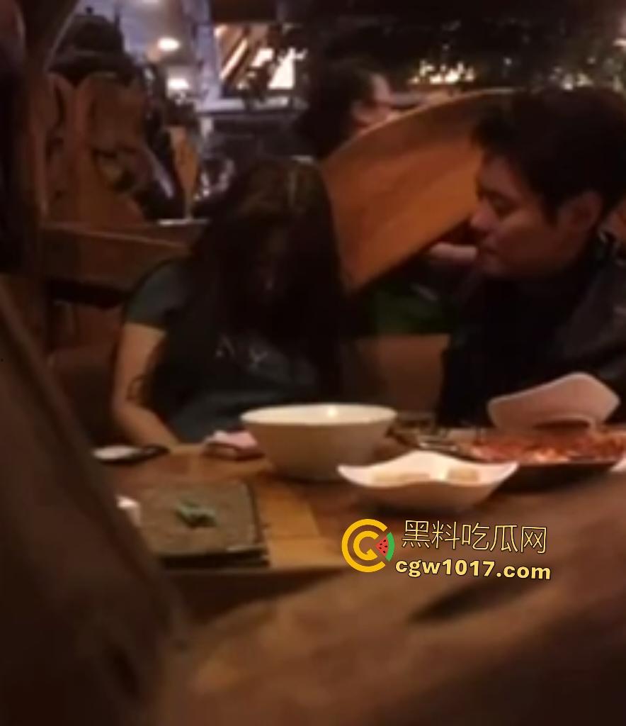 小情侣西餐厅内激情亲热被店长抓包，亲嘴摸奶后男友钻裙底直接舔逼，服务员拍肩喝止：想操去开房！  第7张