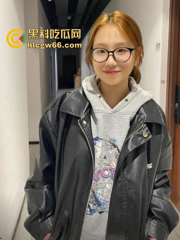 泉州师范学院【李佳宜】巨乳反差眼镜妹 大尺度风骚自慰视频流出 眼镜婊真是骚到没边了！  第5张