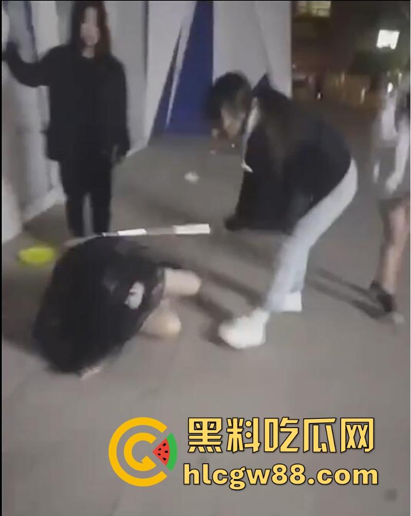 东北精神小妹之间的战斗 一群少女围殴两名姐妹 拽着头发暴打 看呆同行小伙 太狠了!  第2张