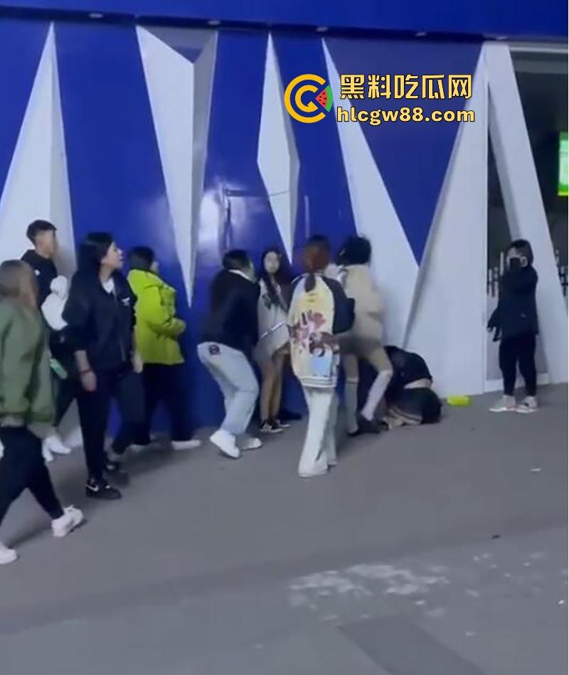 东北精神小妹之间的战斗 一群少女围殴两名姐妹 拽着头发暴打 看呆同行小伙 太狠了!  第4张