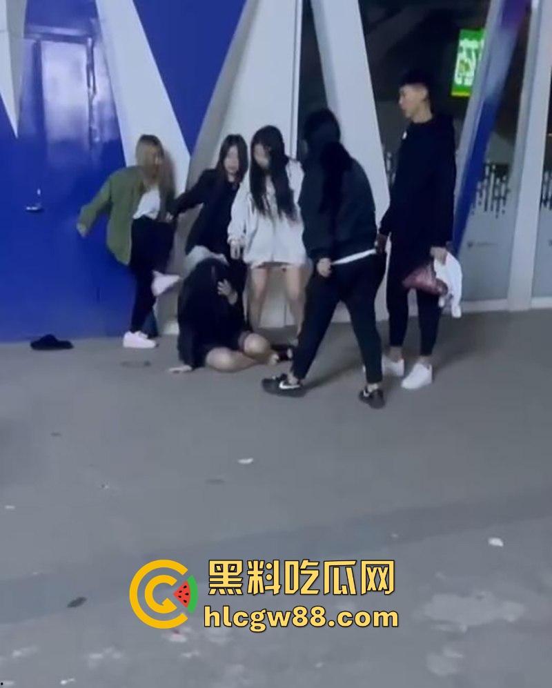 东北精神小妹之间的战斗 一群少女围殴两名姐妹 拽着头发暴打 看呆同行小伙 太狠了!  第5张