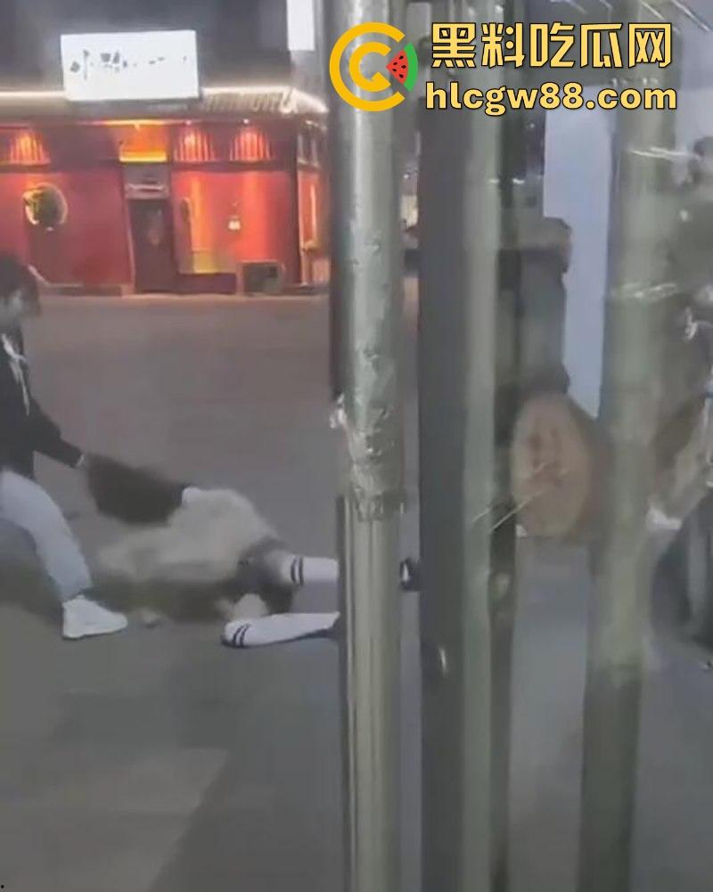 东北精神小妹之间的战斗 一群少女围殴两名姐妹 拽着头发暴打 看呆同行小伙 太狠了!  第6张
