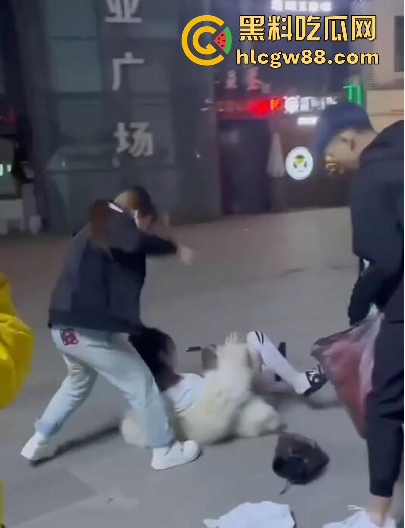 东北精神小妹之间的战斗 一群少女围殴两名姐妹 拽着头发暴打 看呆同行小伙 太狠了!  第8张