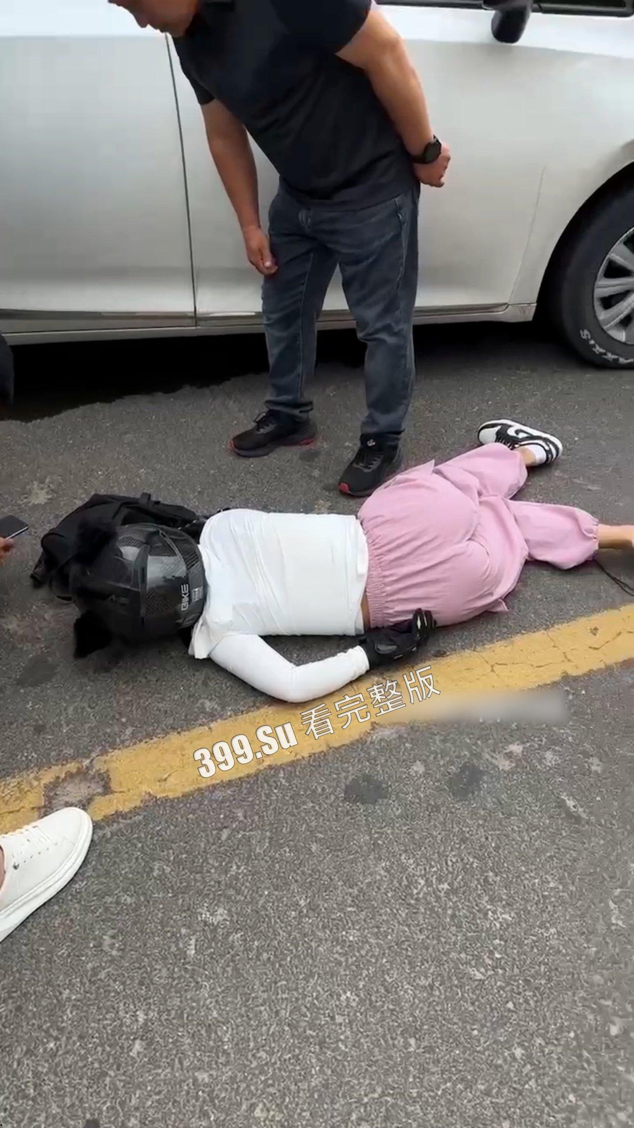 车祸现场  最近骑士们的运气可不太好，摩托车可遭老罪了 第2张