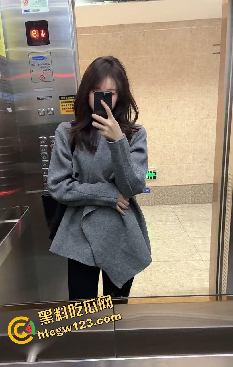 南宁炮王吃姐妹花吃上瘾，双飞两颗奶，鲍鱼拼盘天天不重样奶香鲍滑爽到爆，就是丝袜颜色太拉了！  第2张