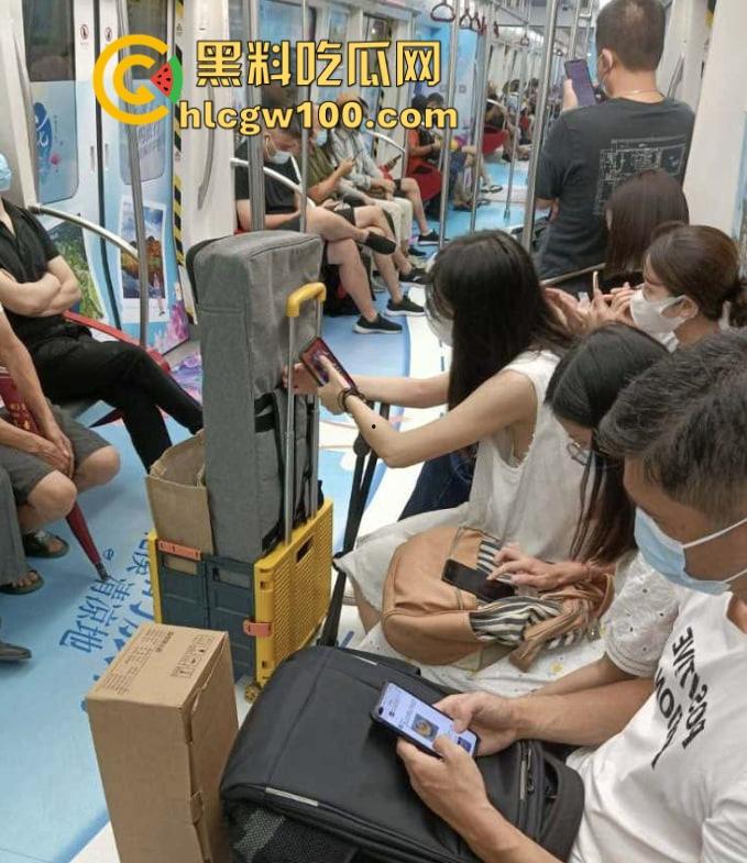 抄胸大神地铁乳房偷拍传奇出手 清纯美少女到良家人妻 短暂春光乍泄 奶子风景千姿百态 还原奶子的别样风采！  第1张