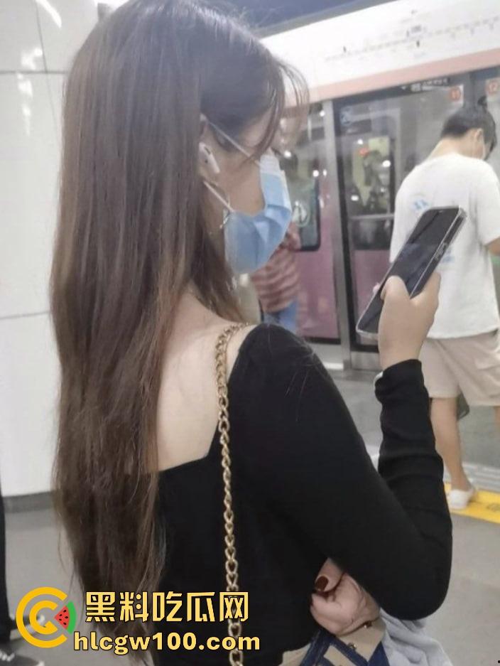 抄胸大神地铁乳房偷拍传奇出手 清纯美少女到良家人妻 短暂春光乍泄 奶子风景千姿百态 还原奶子的别样风采！  第4张