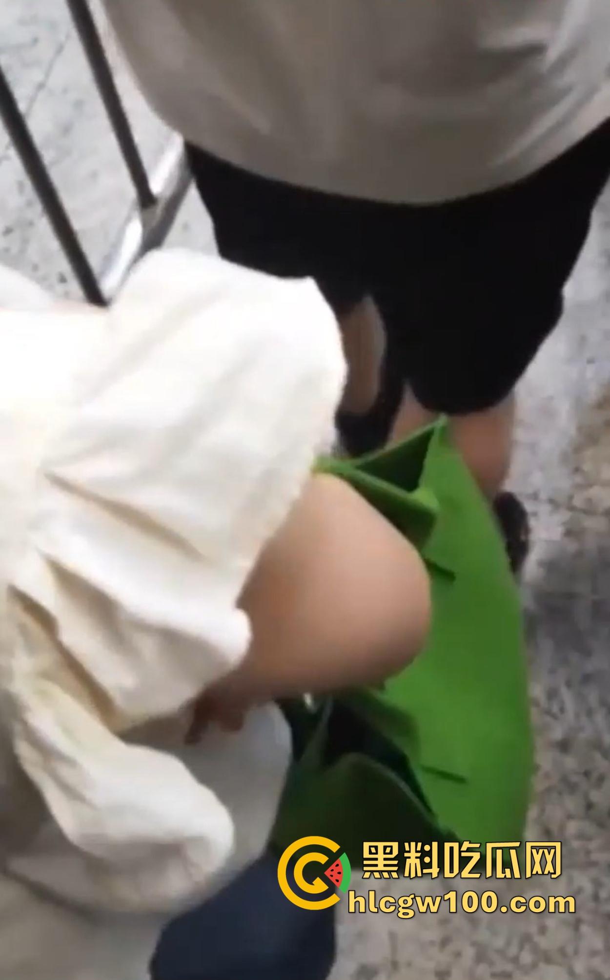 抄胸大神地铁乳房偷拍传奇出手 清纯美少女到良家人妻 短暂春光乍泄 奶子风景千姿百态 还原奶子的别样风采！  第7张