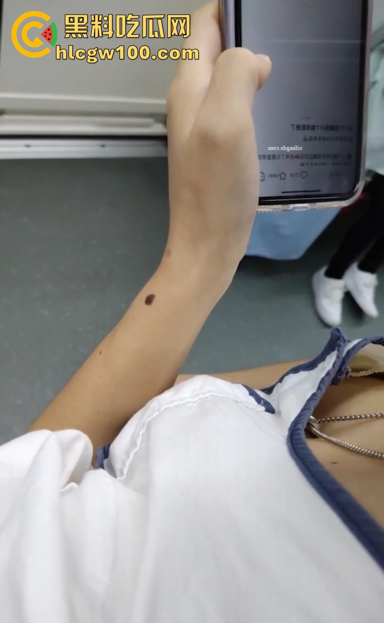 抄胸大神地铁乳房偷拍传奇出手 清纯美少女到良家人妻 短暂春光乍泄 奶子风景千姿百态 还原奶子的别样风采！  第12张