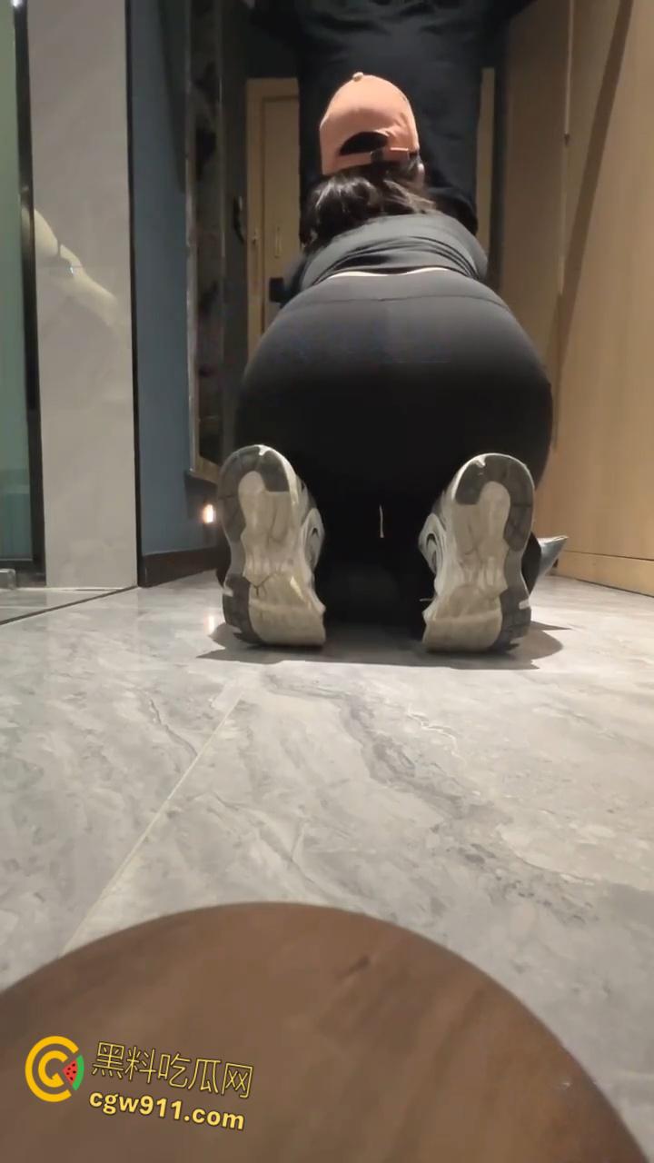 骑行圈绝美少妇，紧身装巨乳翘臀，白虎骚穴被无套抽插，女上骑乘扭臀榨精，差点没忍住全射在巨乳上 !  第3张