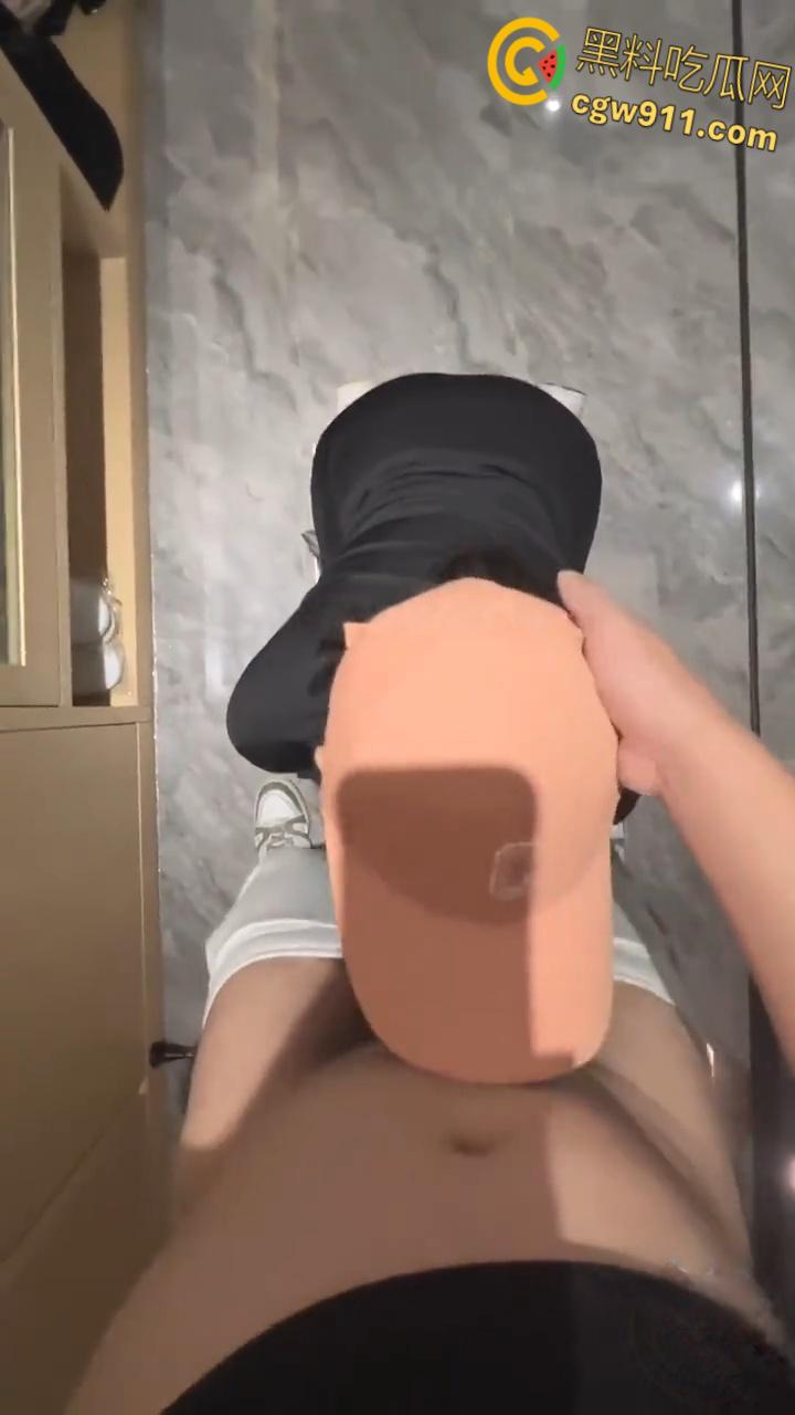 骑行圈绝美少妇，紧身装巨乳翘臀，白虎骚穴被无套抽插，女上骑乘扭臀榨精，差点没忍住全射在巨乳上 !  第4张