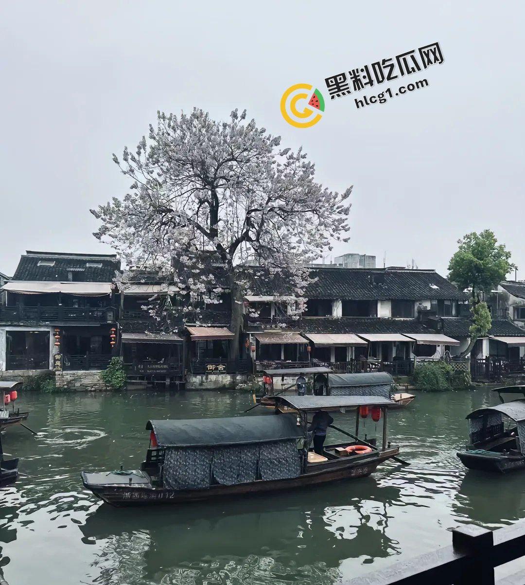 浙江嘉兴西塘临水民宿 一对情侣做爱没拉窗帘 被大哥偷拍传出  第2张