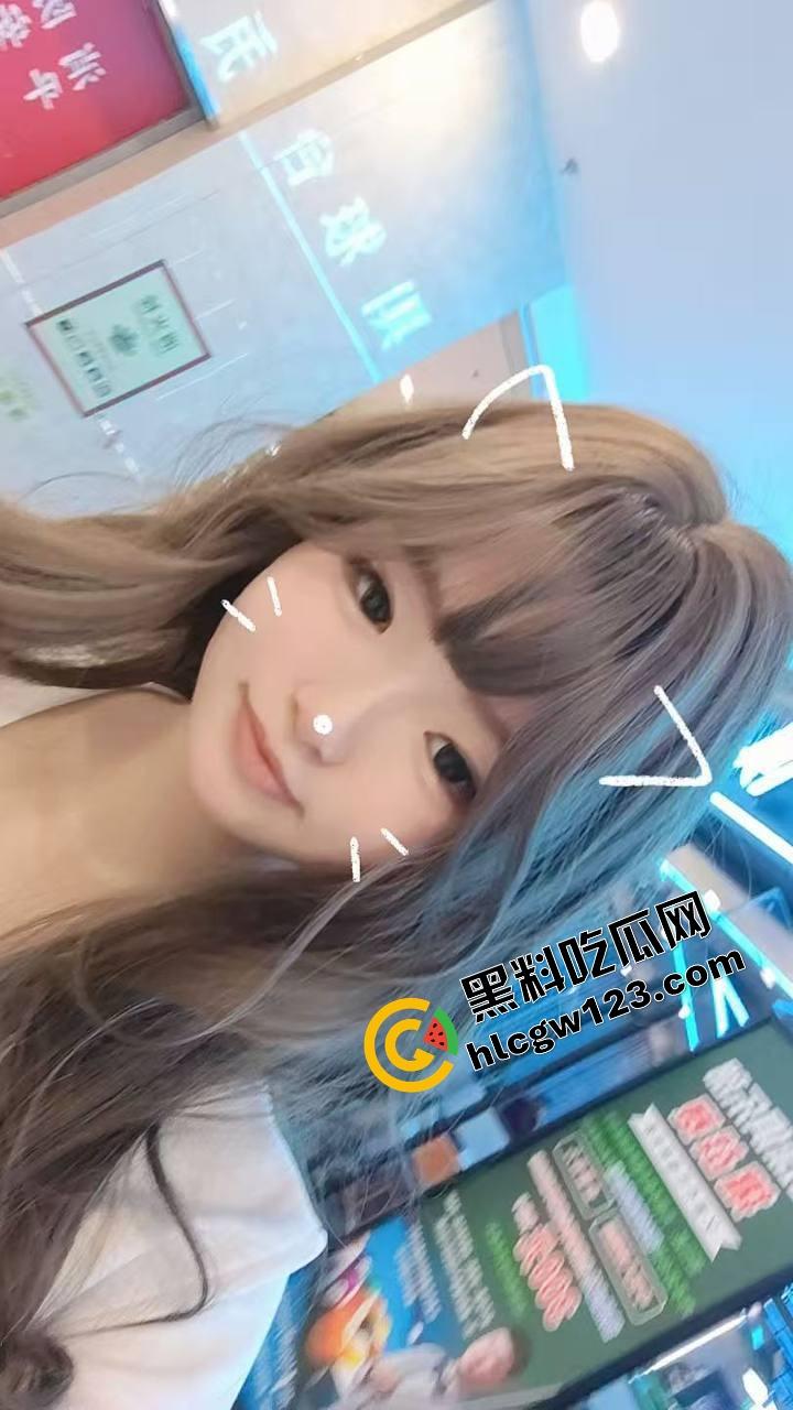 广州大学母狗【邓洁仪】出轨街头潮男被拍，回家被藤条打到屁眼发紫，还挺着奶叫得骚得要死！  第1张