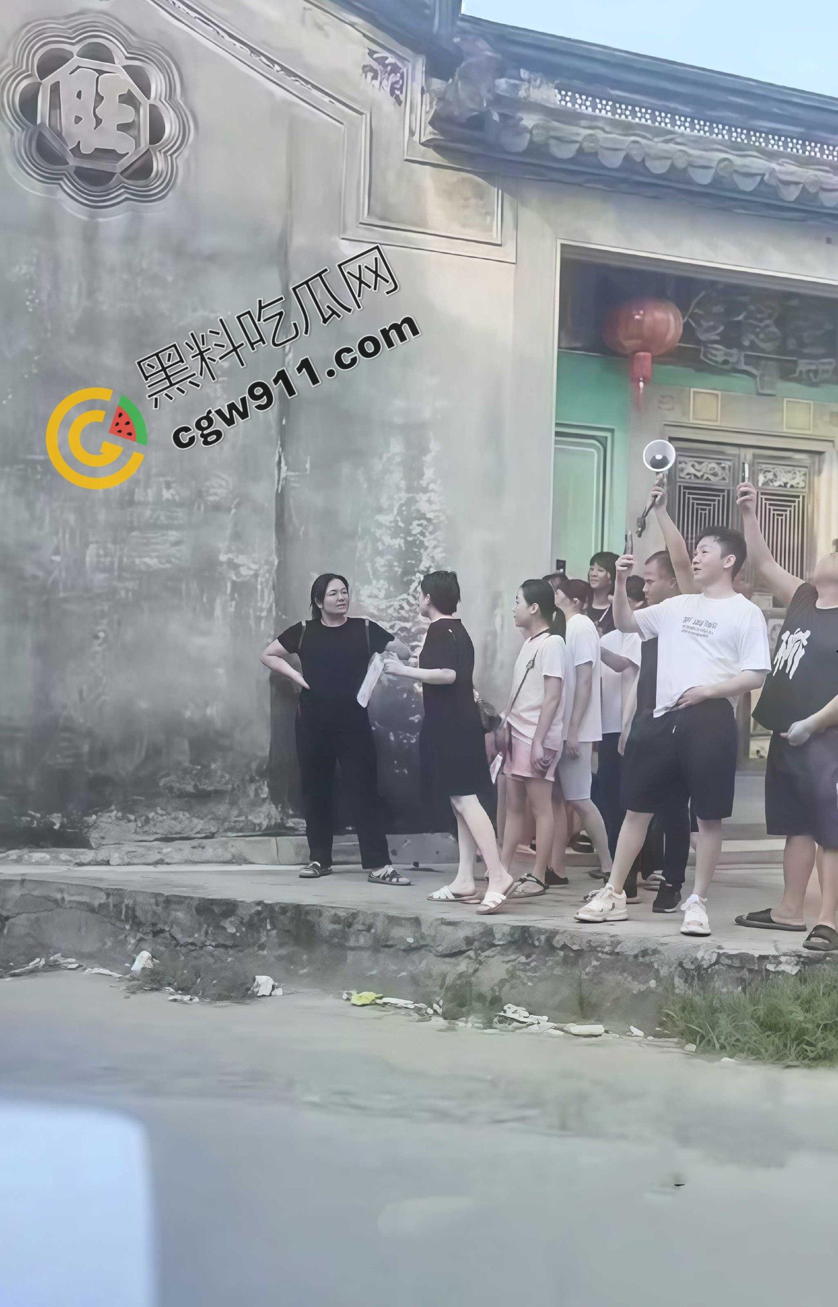 广东普宁惊爆绿帽丑闻：丈夫公开播放妻子出轨证据！三孩皆非亲生，妻家门庭若市，宗祠前成大戏场！  第6张