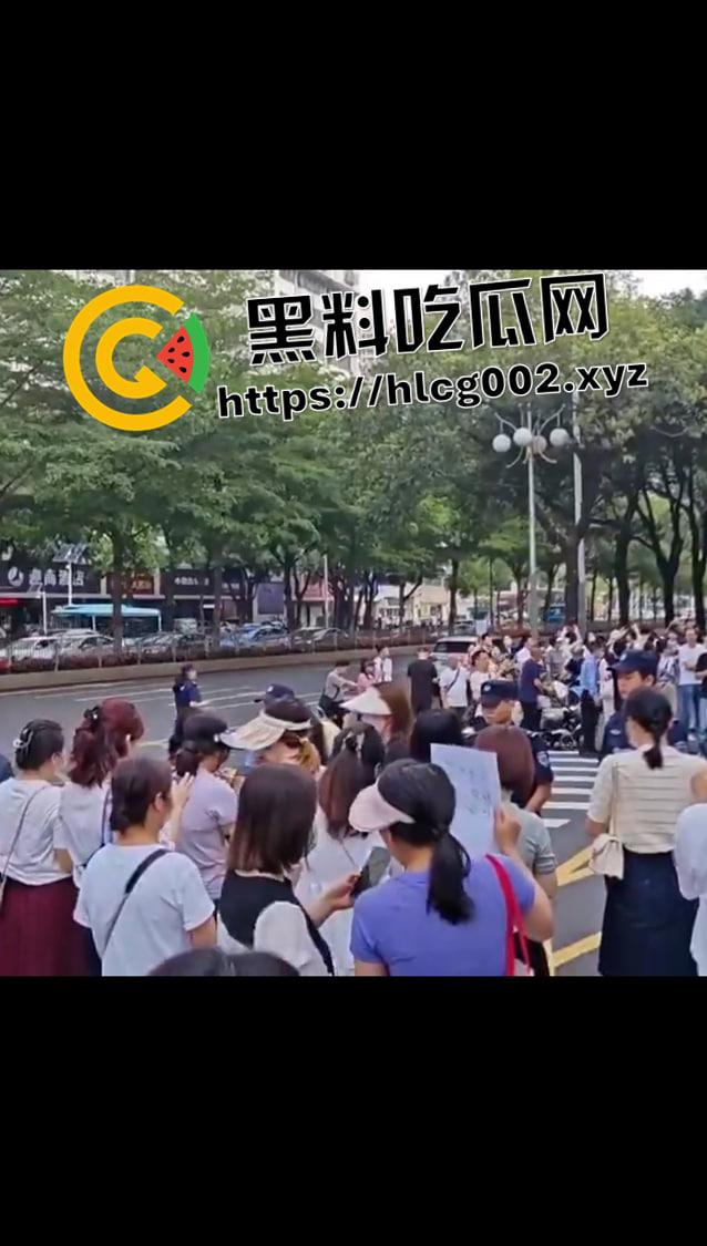 全网封禁相关话题！深圳螺岭社区学区问题抗议 多名家长被捕 抖音微博被下架视频流出  第5张