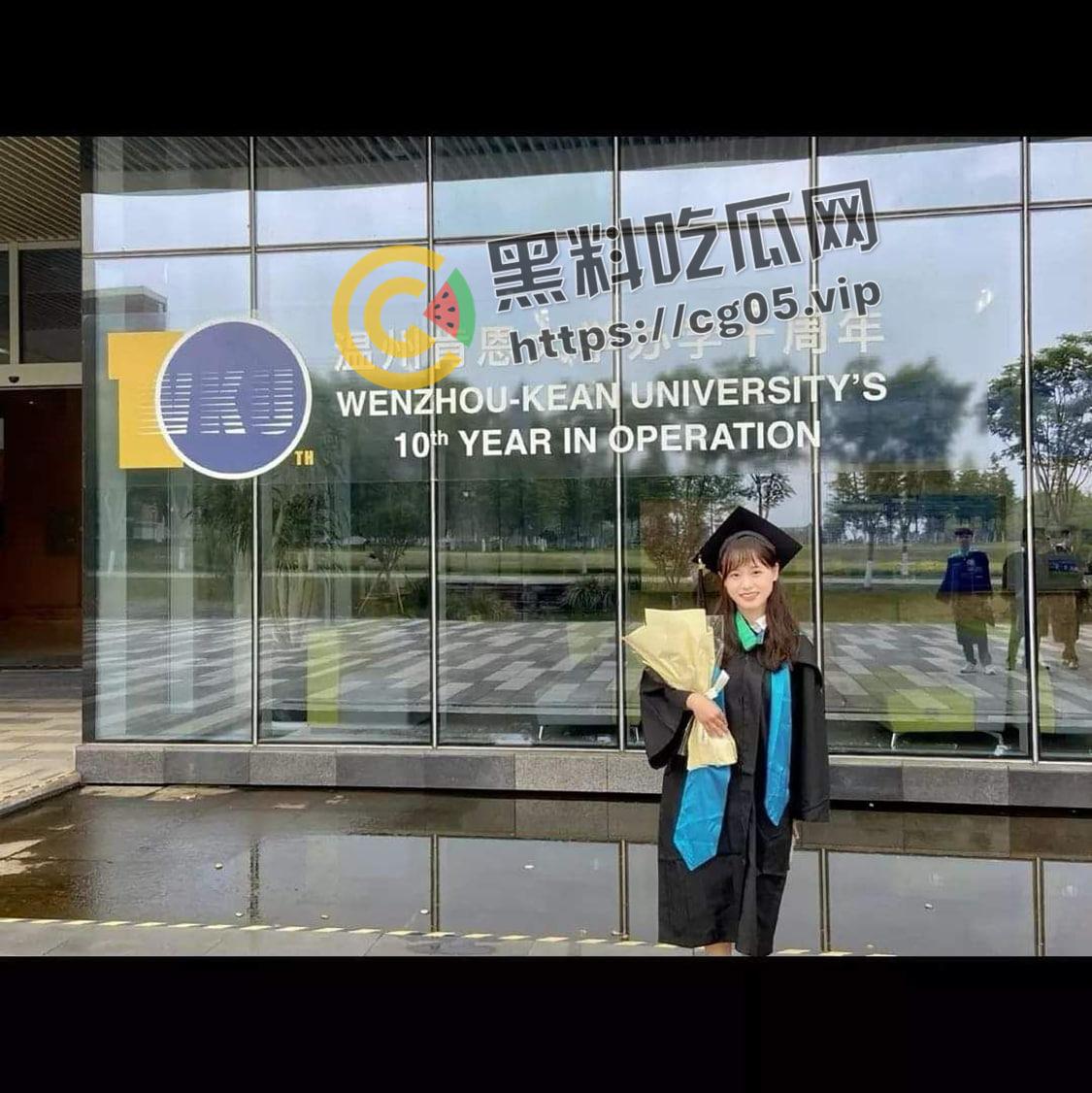 温州肯恩大学母狗【萧又齐】温州知名公交车 毕业季用身体报答男同学 喜欢多p 被调教 当老师面做任务 视频被流出  第4张