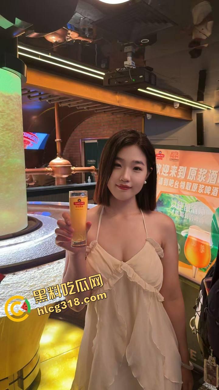 厕所都能变炮房，卫生间对镜啪啪玩花样小情侣自拍流出，腿架肩上边操边录，女主骚到破音！  第2张