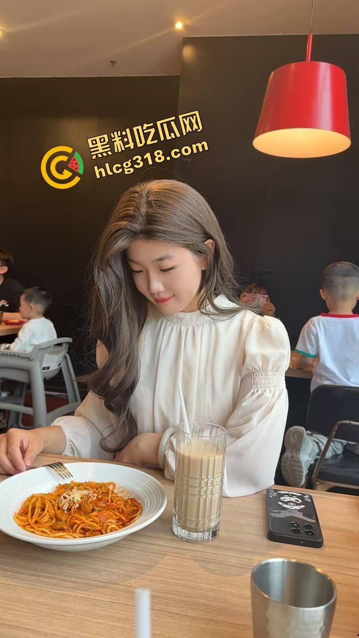 厕所都能变炮房，卫生间对镜啪啪玩花样小情侣自拍流出，腿架肩上边操边录，女主骚到破音！  第4张