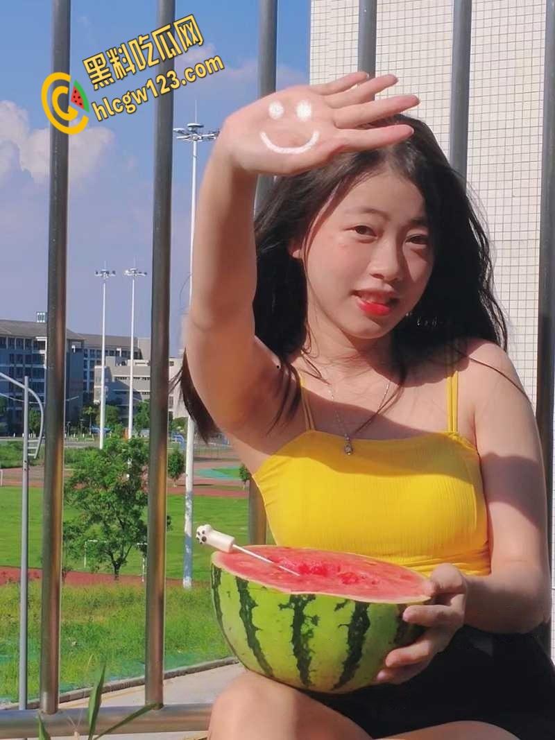 真没想到这么好看的女孩子，被主人调教得如此听话，长腿白丝屁股上写满骚话 !  第1张