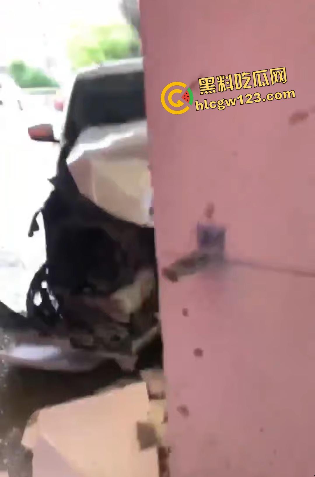 女司机宝马狂飙冲党群服务中心！看到这马路杀手谁还敢上路，猛撞柱子像是叛党？  第3张