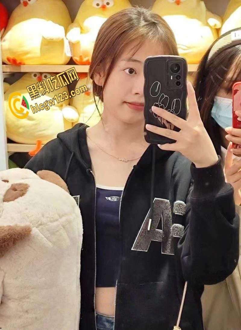 真没想到这么好看的女孩子，被主人调教得如此听话，长腿白丝屁股上写满骚话 !  第2张