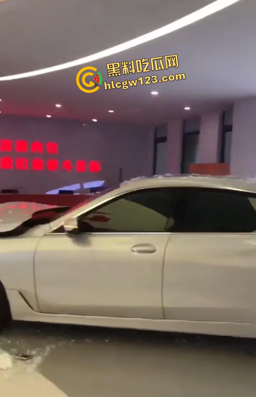 女司机宝马狂飙冲党群服务中心！看到这马路杀手谁还敢上路，猛撞柱子像是叛党？  第4张