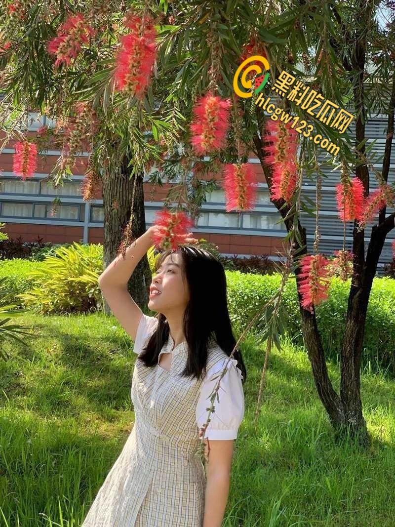 真没想到这么好看的女孩子，被主人调教得如此听话，长腿白丝屁股上写满骚话 !  第3张