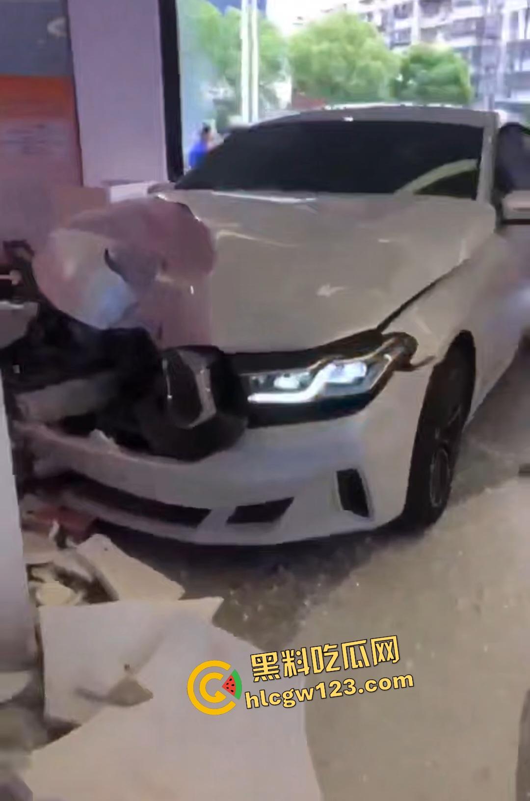 女司机宝马狂飙冲党群服务中心！看到这马路杀手谁还敢上路，猛撞柱子像是叛党？  第5张