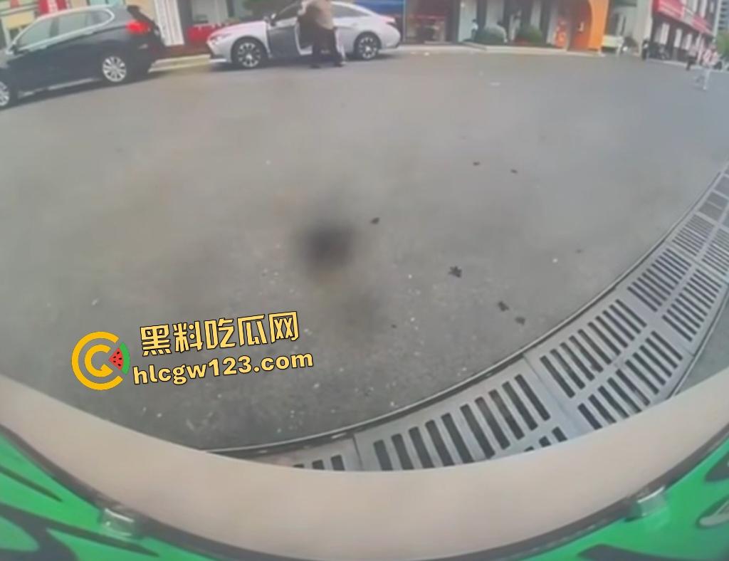 女司机宝马狂飙冲党群服务中心！看到这马路杀手谁还敢上路，猛撞柱子像是叛党？  第6张