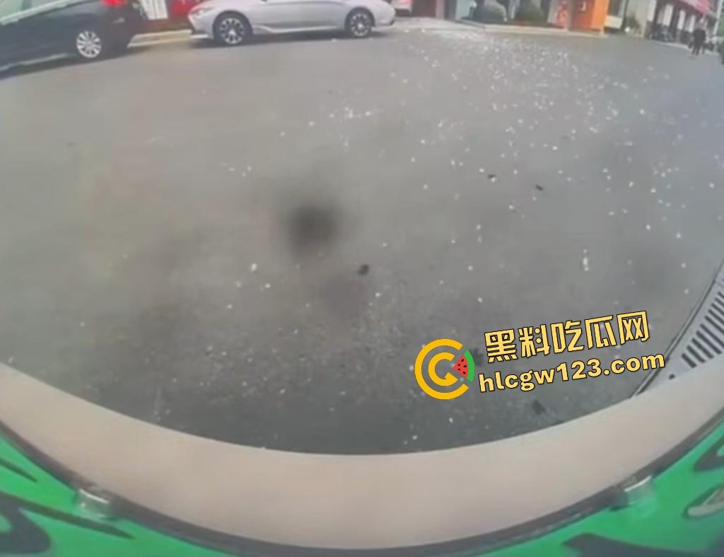 女司机宝马狂飙冲党群服务中心！看到这马路杀手谁还敢上路，猛撞柱子像是叛党？  第7张