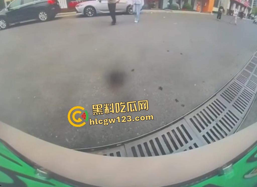 女司机宝马狂飙冲党群服务中心！看到这马路杀手谁还敢上路，猛撞柱子像是叛党？  第8张