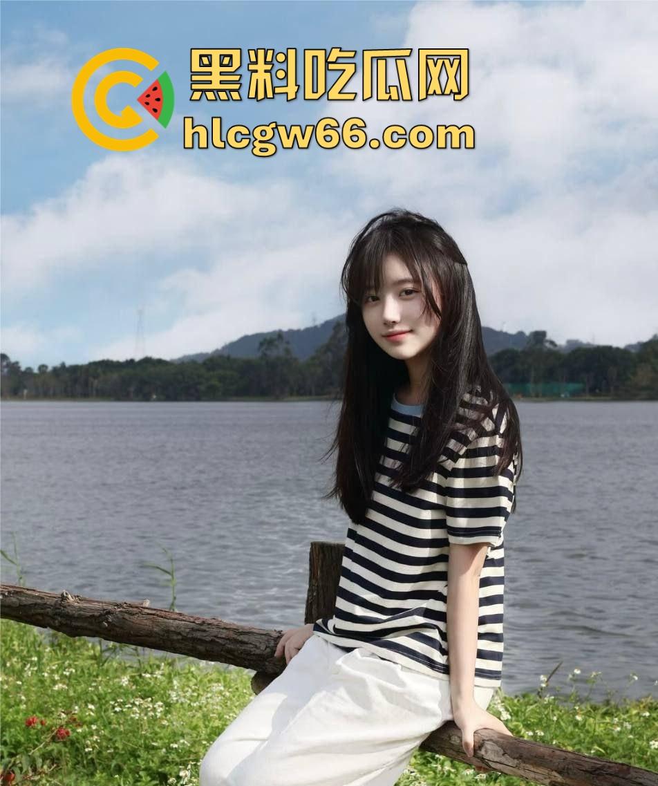 一猥琐男在人流涌动的大街上对着车道强行将屌塞入女友嘴里 美女也是来者不拒 一点也不反抗  第1张