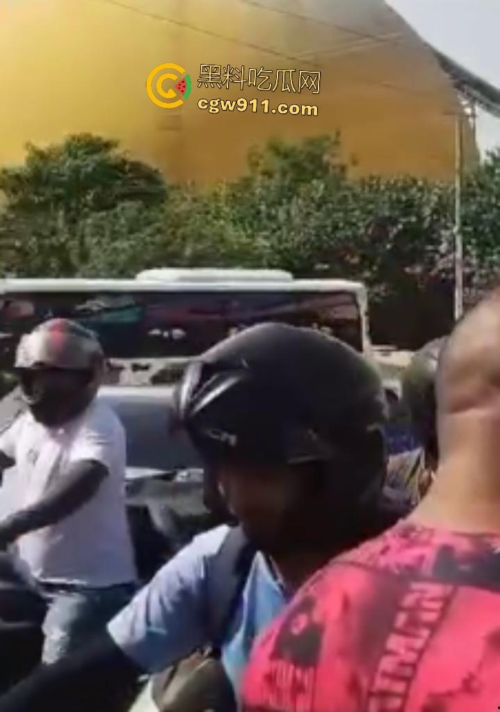 印尼摩托狂飙遭碾压！脑袋头皮刮飞露白骨，摩托吱吱狂响，车祸现场震碎人心，这还能救活吗？  第2张