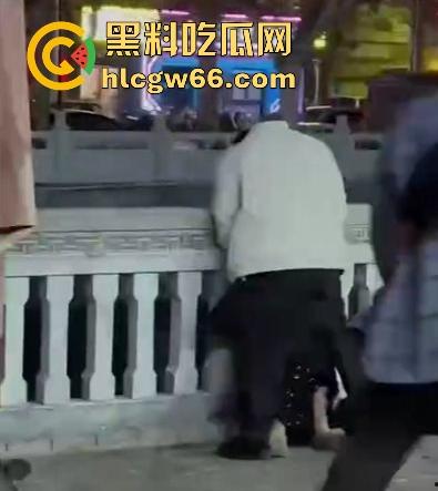 一猥琐男在人流涌动的大街上对着车道强行将屌塞入女友嘴里 美女也是来者不拒 一点也不反抗  第3张