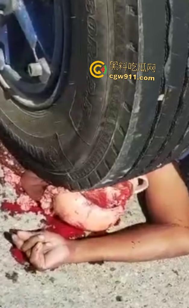 印尼摩托狂飙遭碾压！脑袋头皮刮飞露白骨，摩托吱吱狂响，车祸现场震碎人心，这还能救活吗？  第4张